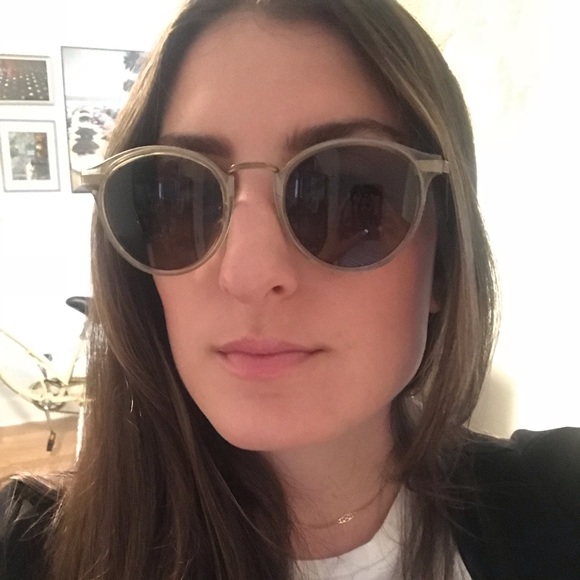 Meet your Posher, Alecsandra - Picture 1 of 1